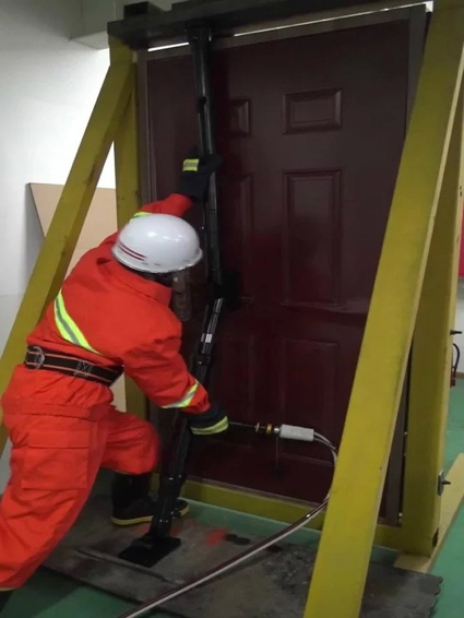 一款可以同時打開內(nèi)開門和外開門的破門神器！