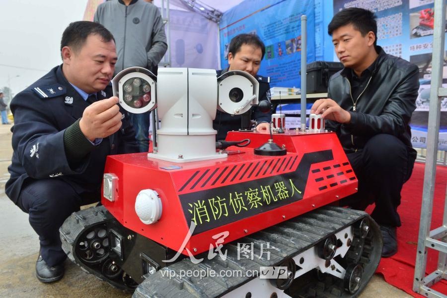 北京凌天攜消防滅火機(jī)器人、偵查機(jī)器人助力人全國(guó)?；窇?yīng)急救援
