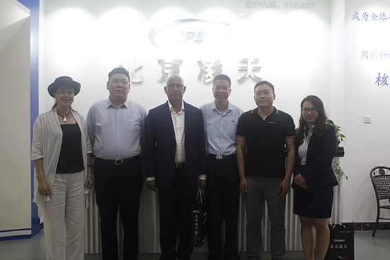 近日，尼日爾防務(wù)部門負(fù)責(zé)人蒞臨北京凌天，專題考察安檢、排爆、反恐等軍用警用技術(shù)裝備。