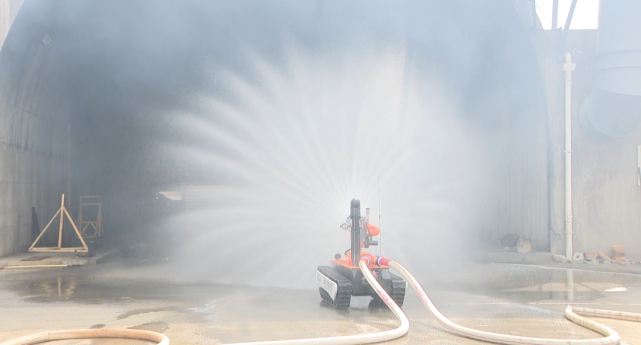 昭通首輛消防滅火機(jī)器人在昭陽區(qū)&ldquo;上崗&rdquo;凌天智能提供